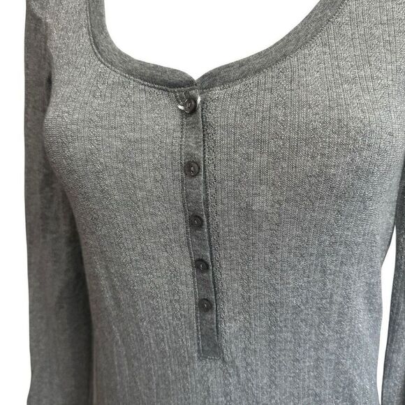 Victoria’s Secret Gray Shimmer Scoop Neck Knit Henley Pullover sz Small Long New - Picture 3 of 11
